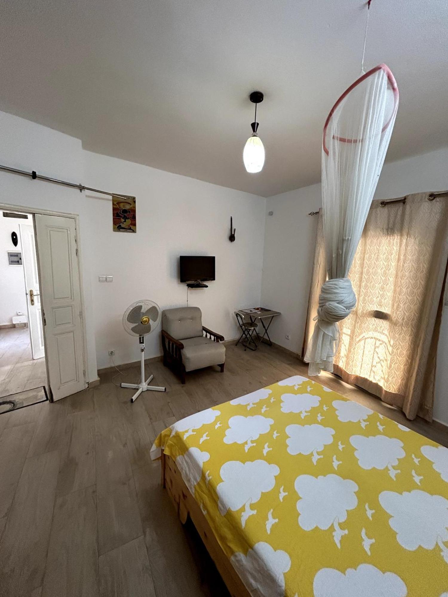 Chambre Spacieuse Avec Balcon - Salle De Bain Exterieure Privee & Breakfast 세인트루이스 외부 사진